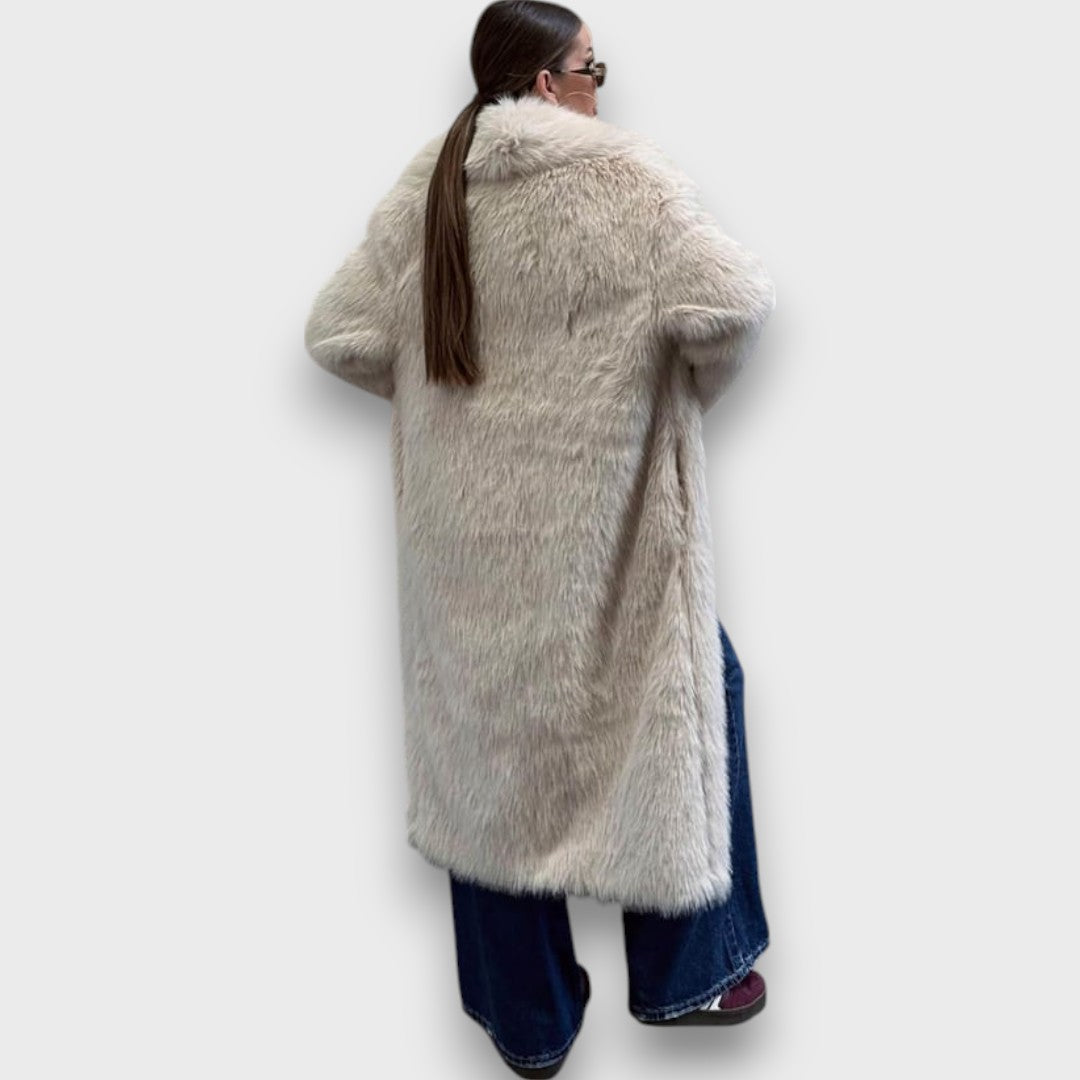 Liviane – Cappotto maxi in pelliccia sintetica con flair couture